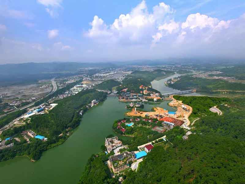 【佛岡】入住準(zhǔn)五星利鑫國際SPA水療酒店、無限次水療、泳池、“領(lǐng)路臺灣風(fēng)情—田野綠世界”、親子小游戲、龍?zhí)缎≌疍IY米餅、石頭作畫、采摘小番茄、耕種體驗二天游